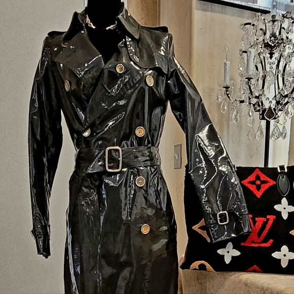 Burberry Prorsum Black Vinyl Patent Trench Coat with Gold Buttons. Size US 2 - Picture 2 of 16